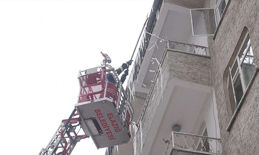 Elazığ İtfaiyesi kent genelinde buz sarkıtlarına müdahale ediyor