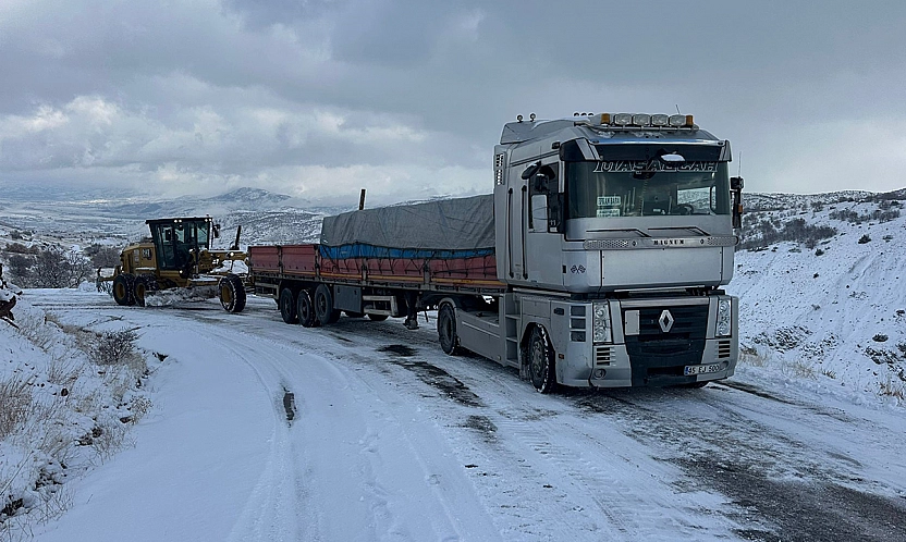 Elazığ Maden'de kar mağduru araçlar kurtarıldı