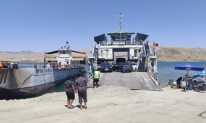 Elazığ-Pertek feribotunda korku dolu anlar: Feribot rüzgara kapıldı