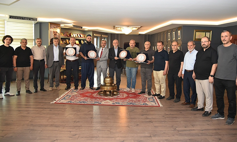 Elazığ Ticaret Borsası'nda emek veren meclis üyelerine teşekkür plaketi