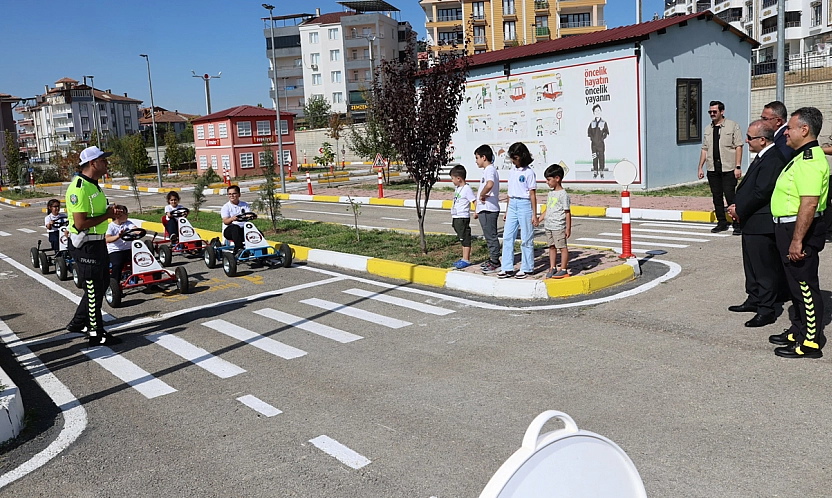 Elazığ Valisi Hatipoğlu, minik öğrencilerle trafik eğitiminde buluştu