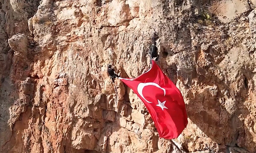 Elazığlı dağcılardan Cumhuriyet Bayramı'na anlamlı kutlama