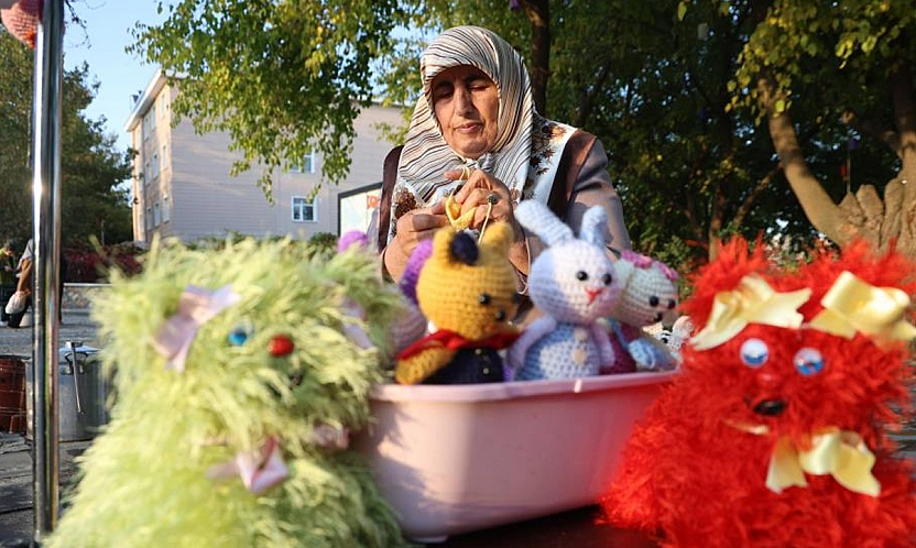 Elazığlı İmla teyze, depremi de kanseri de örerek yendi