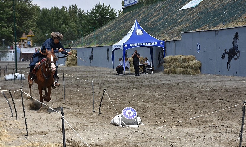Elazığlı sporcular atlı okçuluk yarı finalinde
