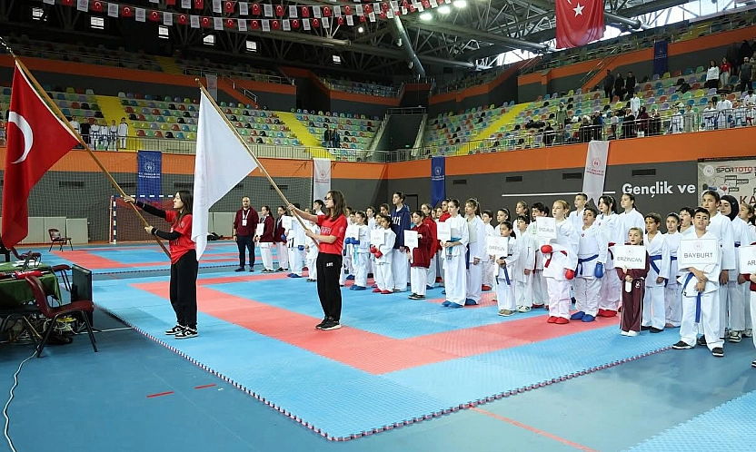Elazığlılardan Diyarbakır'da karate rüzgârı