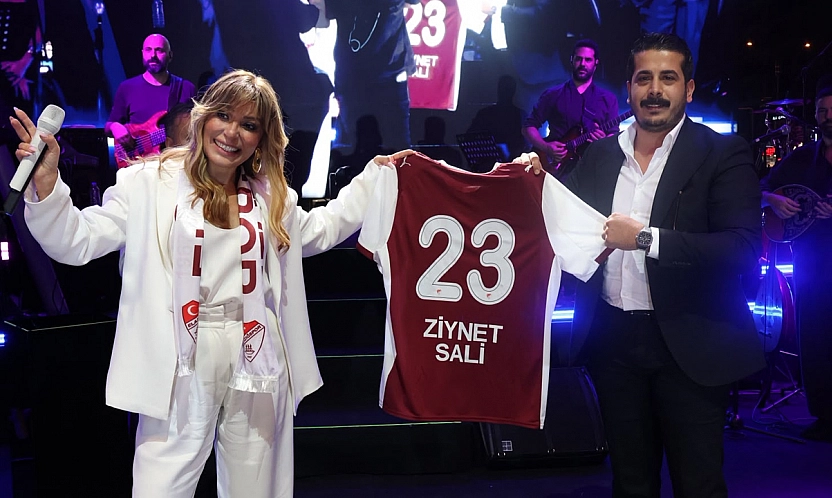 Elazığspor'dan Ziynet Sali'ye forma ve atkı