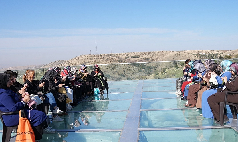 ESMEK'ten Harput Cam Seyir Terası'nda örgü etkinliği