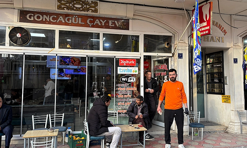 Fenerbahçe–Galatasaray derbisi Elazığ'da çay ocaklarını doldurdu