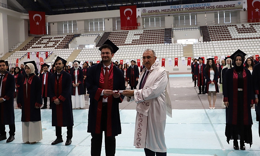 Fırat Üniversitesi Tıp Fakültesi mezunlarını uğurladı