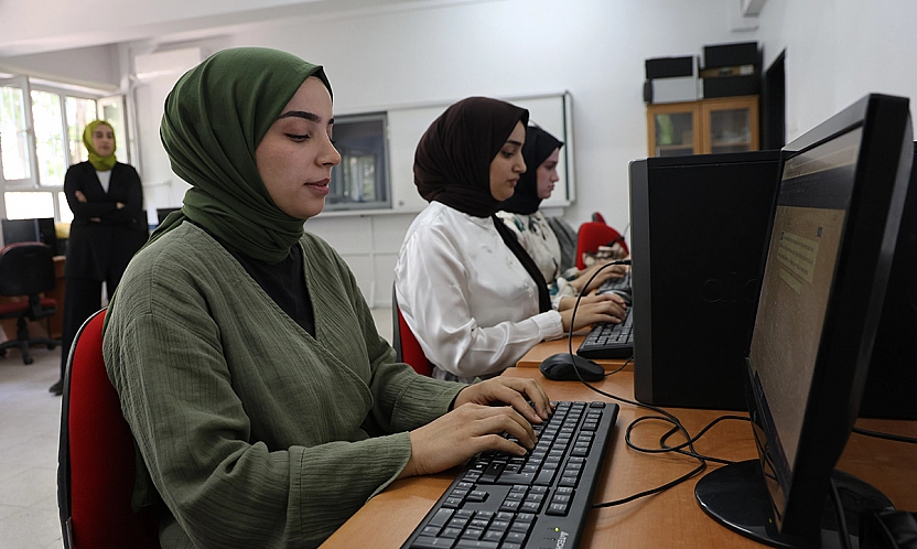 Geleceğin Katipleri Klavye Kursunda Hayallerine Hazırlanıyor