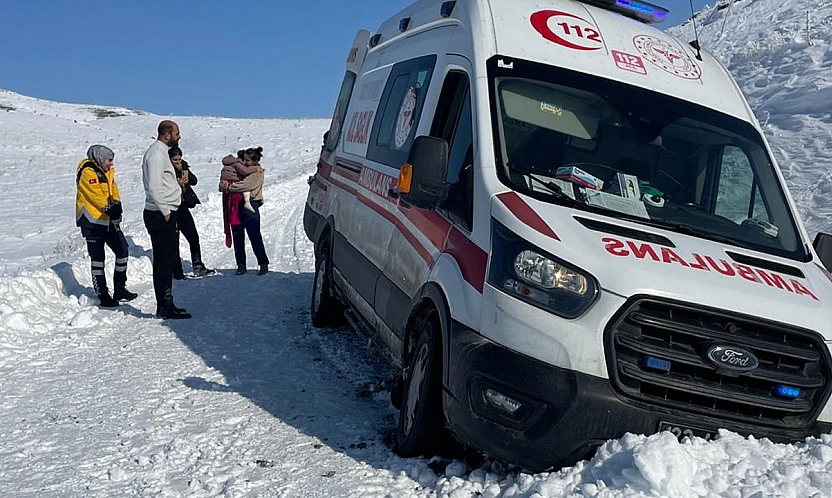 Elazığ'da hasta çocuk greyderle ambulansa ulaştırıldı
