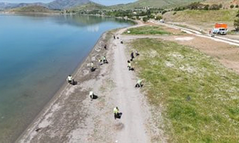 Hazar Gölü'nde dev temizlik 12 ton atık toplandı