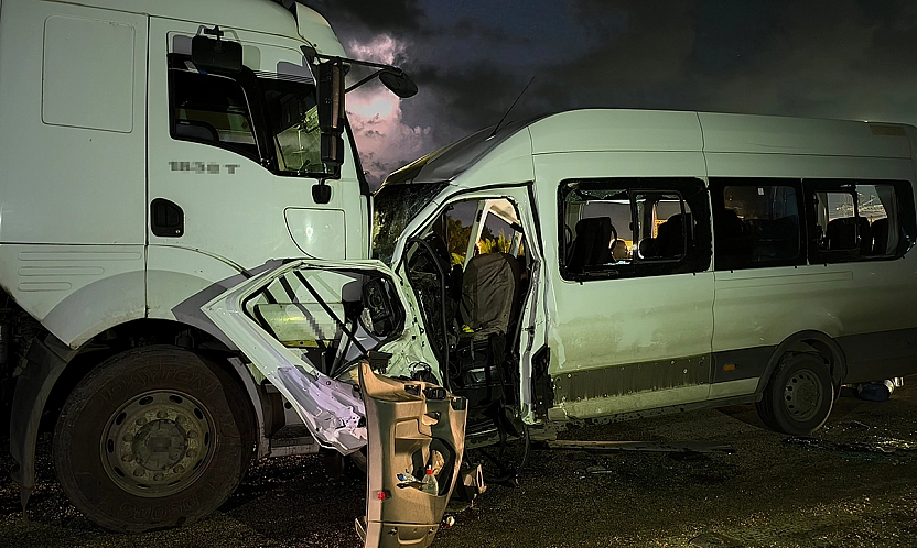 İşçi servisi tırla çarpıştı: 1 ölü, 15 yaralı