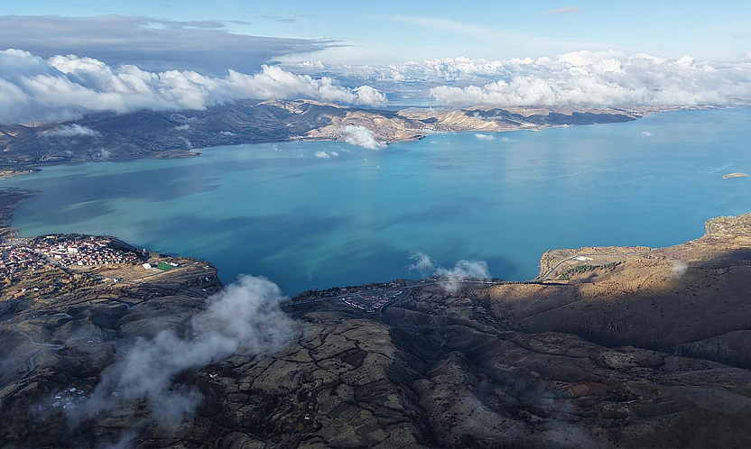 Kar, bulut ve göl bir arada: Elazığ'da Hazarbaba manzarası nefes kesti