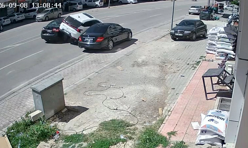 Karakoçan'da aynı kavşakta bir gün arayla 2 kaza