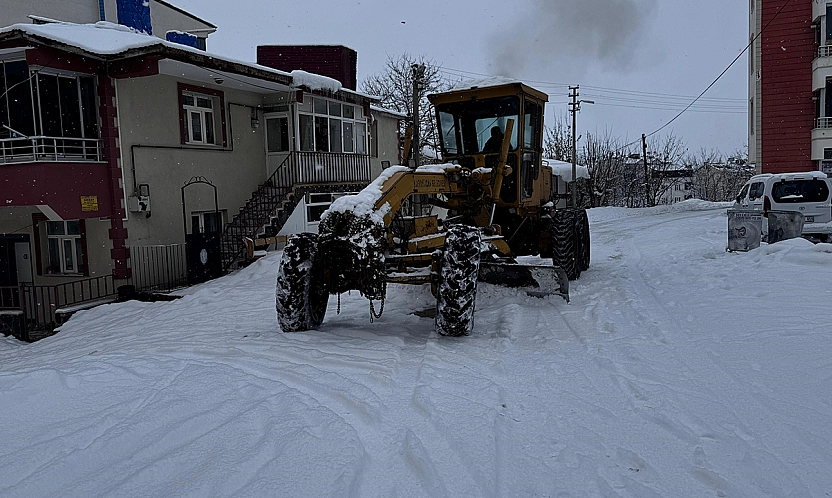 Karakoçan'da karla mücadele aralıksız sürüyor