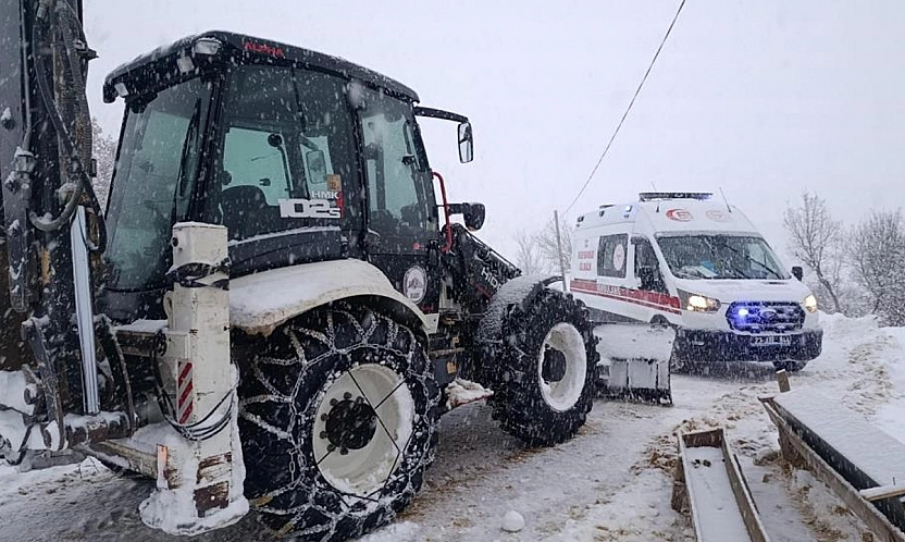 Karla kaplı yolda kalan ambulansı ekipler kurtardı