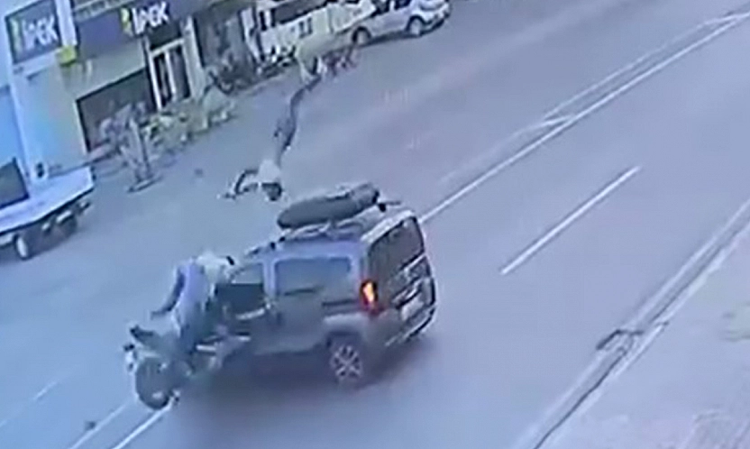 Kaza yaptı 3 takla attı hiçbir şey olmamış gibi ayağa kalktı