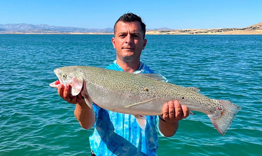 Keban Baraj Gölü'nde 5,5 kiloluk alabalık heyecanı