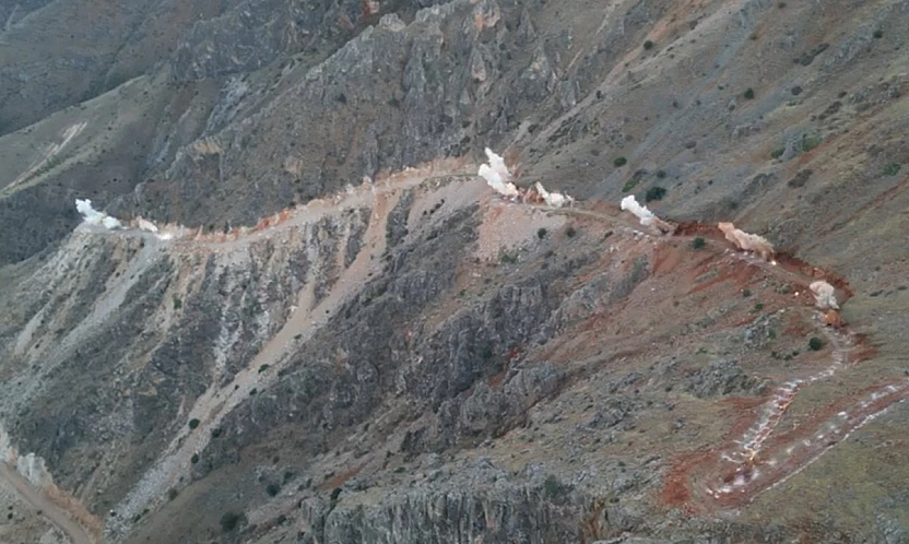 Keban'da zırkı yolu için patlatma yapıldı