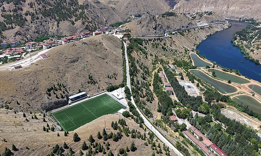 Keban'ın incisi Mehmetçik Stadyumu: Dağ yamacına kurulu, baraj manzaralı