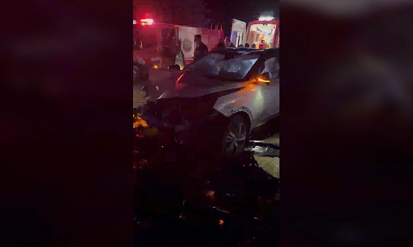 Kovancılar 'da otomobil yolcu durağına çarptı: 2 yaralı