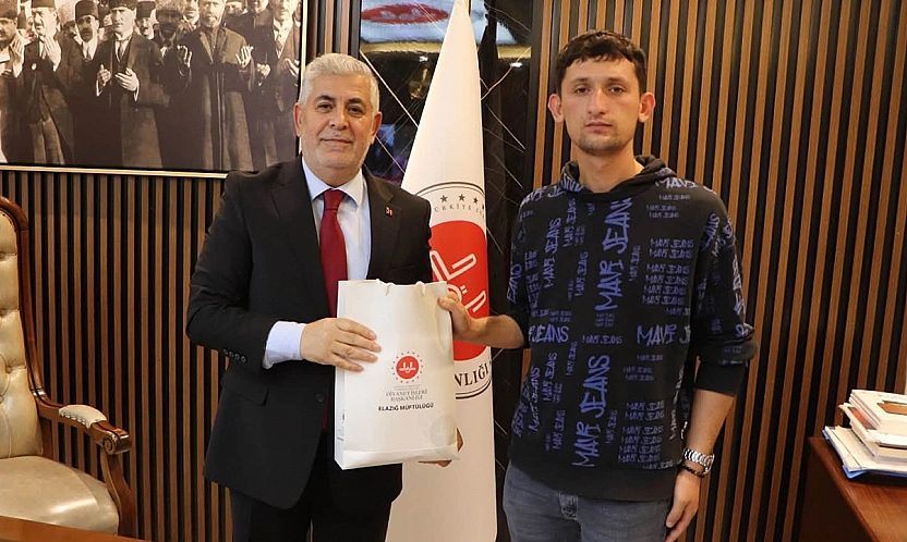 KPSS'ye girerken tezgahına bıraktığı not ile gündem olan simitçiye anlamlı kabul
