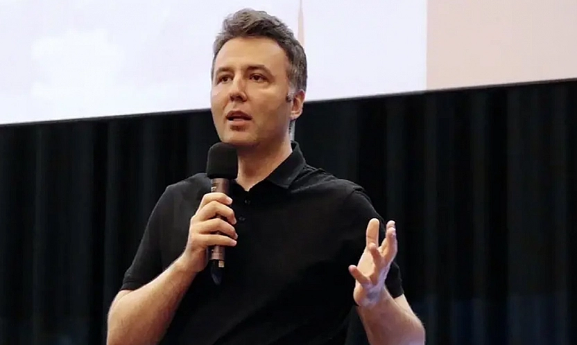 Kral kaybetti, Mehmet Akif Ersoy düştü…