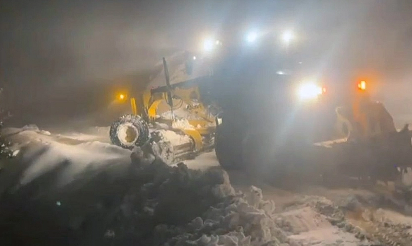 Mahsur kalan araç ekipler tarafından kurtarıldı