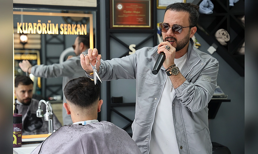 Makas susmuyor, mikrofon konuşuyor: Elazığ'da müzikli kuaför