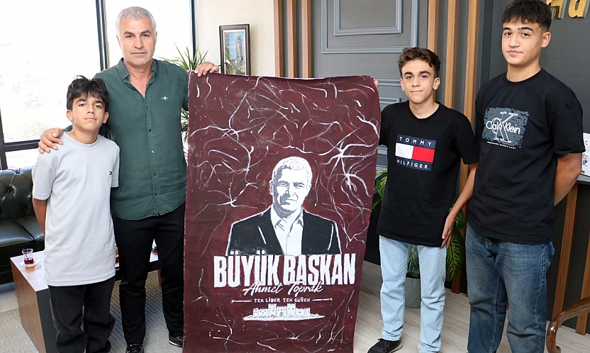 Minik taraftarlardan Başkan Ahmet Toprak'a anlamlı hediye