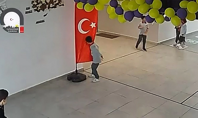 Minik yürek, büyük sevgi: bayrağı öpüp alnına koydu