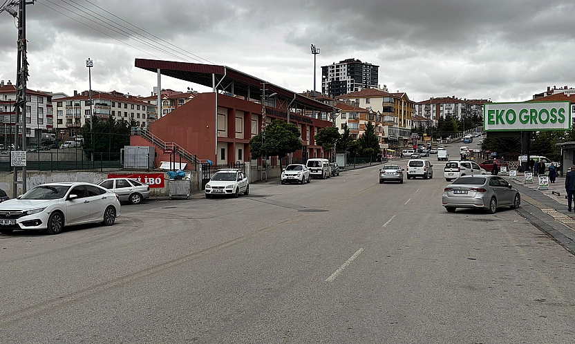 Motosiklet iki otomobille çarpıştı: 1 ölü, 1'i çocuk 2 yaralı