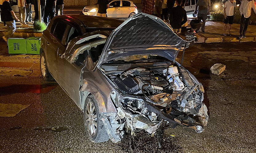 Motosikletle çarpışan otomobil direği devirdi: 5 yaralı