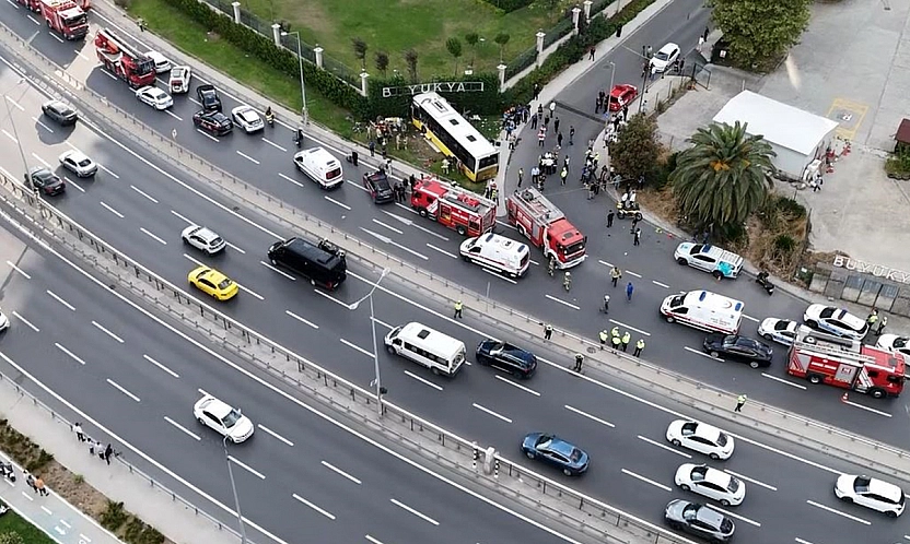Otobüsü duvara çarptı: ölü ve çok sayıda yaralı var