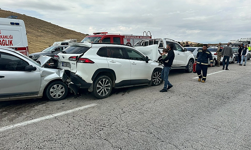 Palu Belediye Başkanı'nın konvoyunda zincirleme kaza