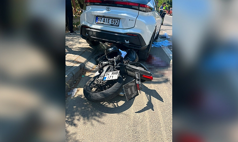 Park Halindeki Otomobile Çarpan Motosikletteki 2 Kişi Hayatını Kaybetti