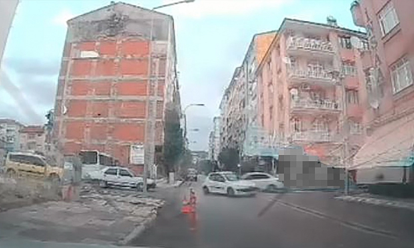 Pertek Caddesi'nde kaza kamerada: 2 araç çarpıştı