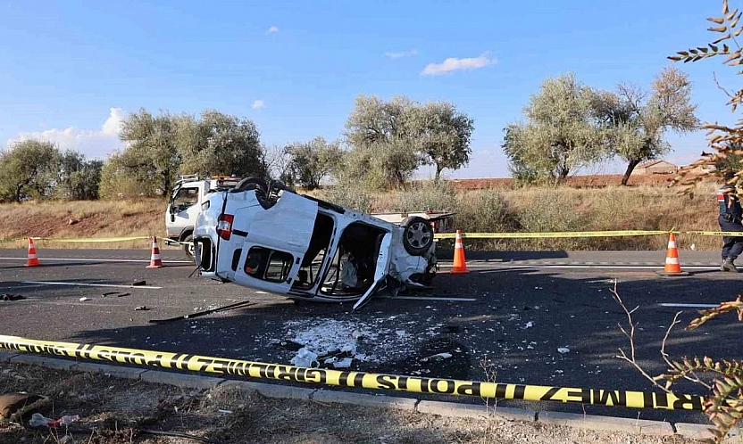 Refüje çarpan araç takla attı: 1 ölü, 2 yaralı