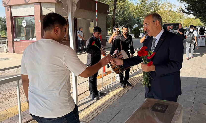 Rektör Prof. Dr. Göktaş öğrencileri çiçeklerle karşıladı