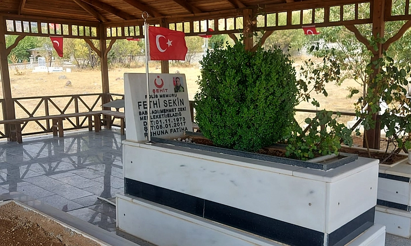 Şehit Polis Memuru Fethi Sekin'in mezar taşındaki fotoğrafı yenilendi