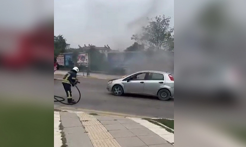 Seyir halindeki otomobil alev aldı: itfaiye yetişti