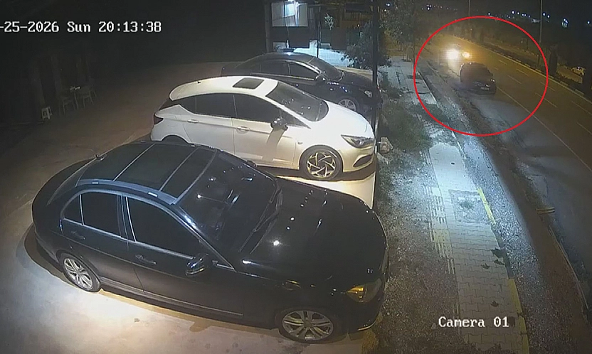 Seyir halindeki otomobil, park halindeki araca ok gibi saplandı