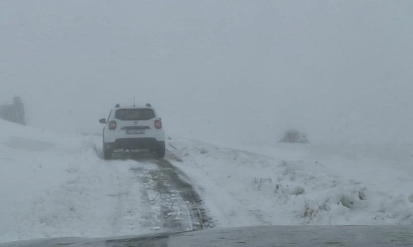 Sivrice'de kar nedeniyle mahsur kalan araç kurtarıldı
