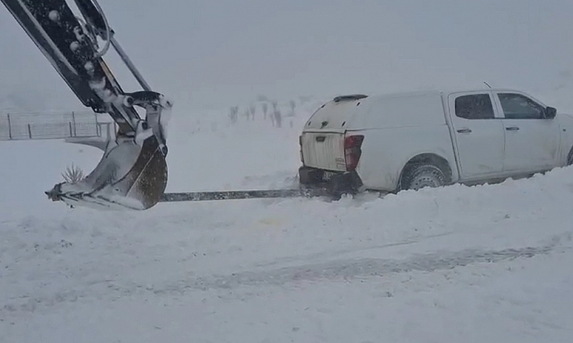 Sivrice'de mahsur kalan araçlar kurtarıldı