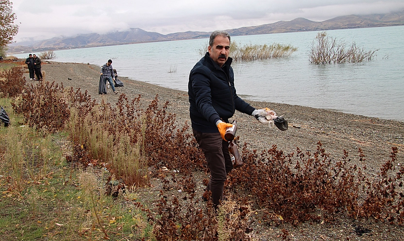'Sivrice Hazar Gölü Nefes Alsın' sloganıyla üniversitelilerden anlamlı temizlik projesi