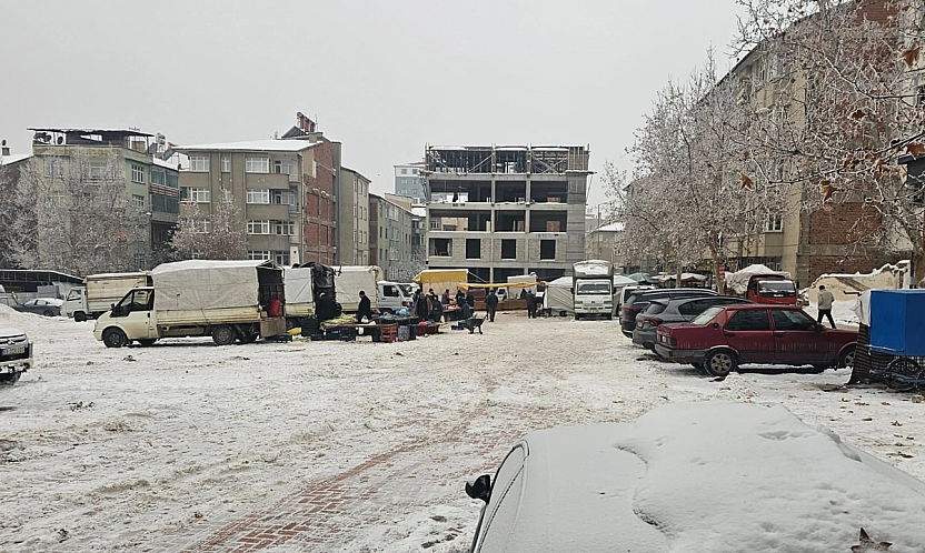 Soğuk hava da salı pazarı boş kaldı