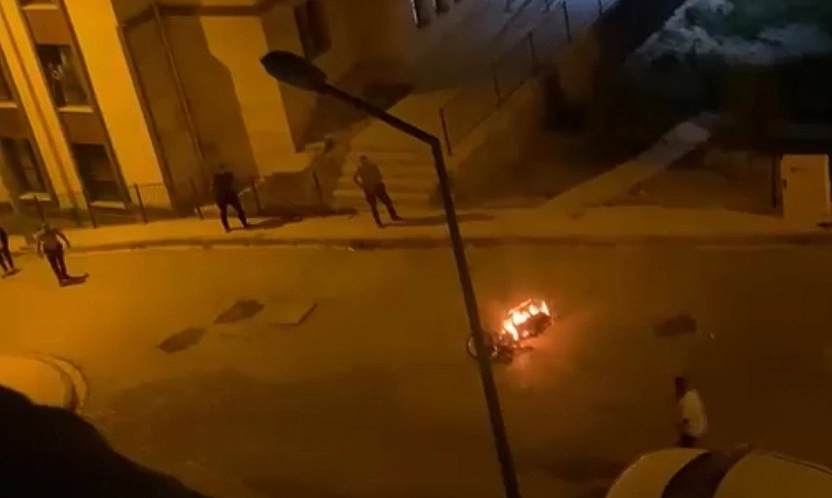 Sokak ortasında motosikletini ateşe verdi