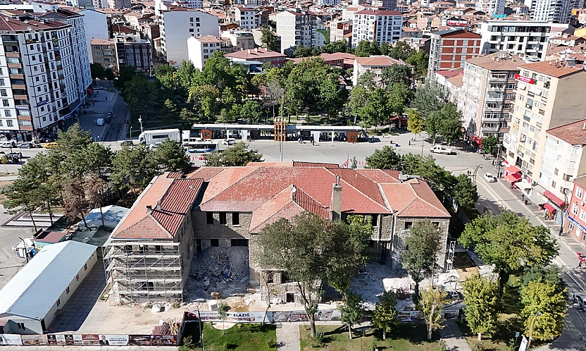 Tarihi Öğretmenevi'nde restorasyon çalışmaları sürüyor