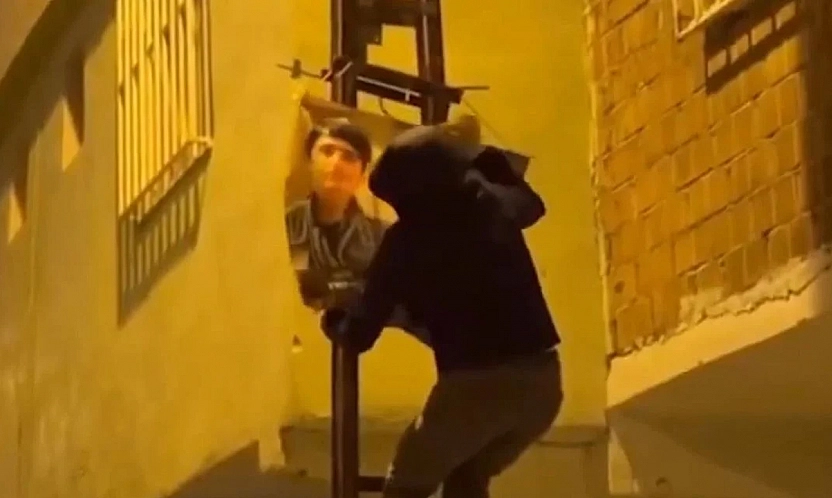 Terör örgütü mensuplarının posterini asan 4 kişi gözaltına alındı